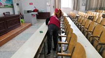 生態(tài)工程與旅游系團(tuán)總支開展志愿者服務(wù)活動(dòng)——打掃階梯教室