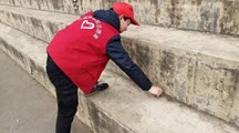 生態(tài)工程與旅游系團(tuán)總支開展志愿者服務(wù)活動(dòng)——打掃足球場(chǎng)