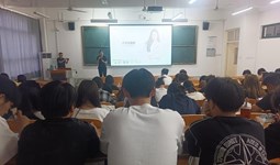 商務學院攜手絲域養(yǎng)發(fā)開展“服務營銷進課堂”活動